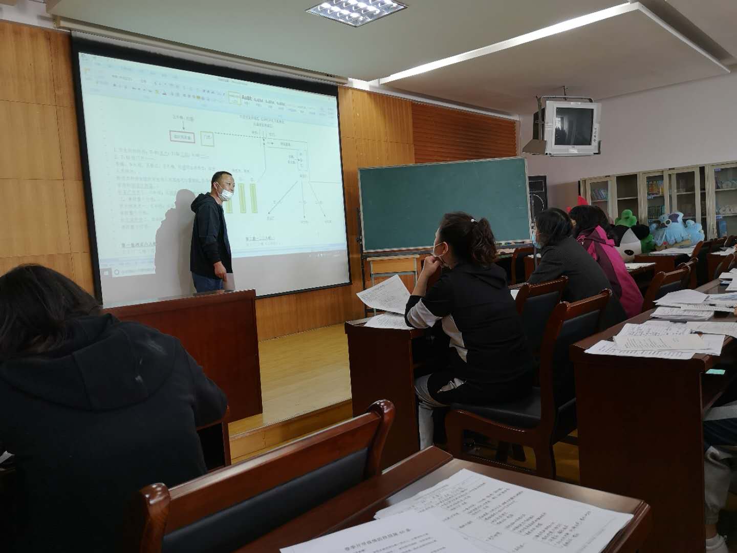 孙书记进行日常防控培训.jpg