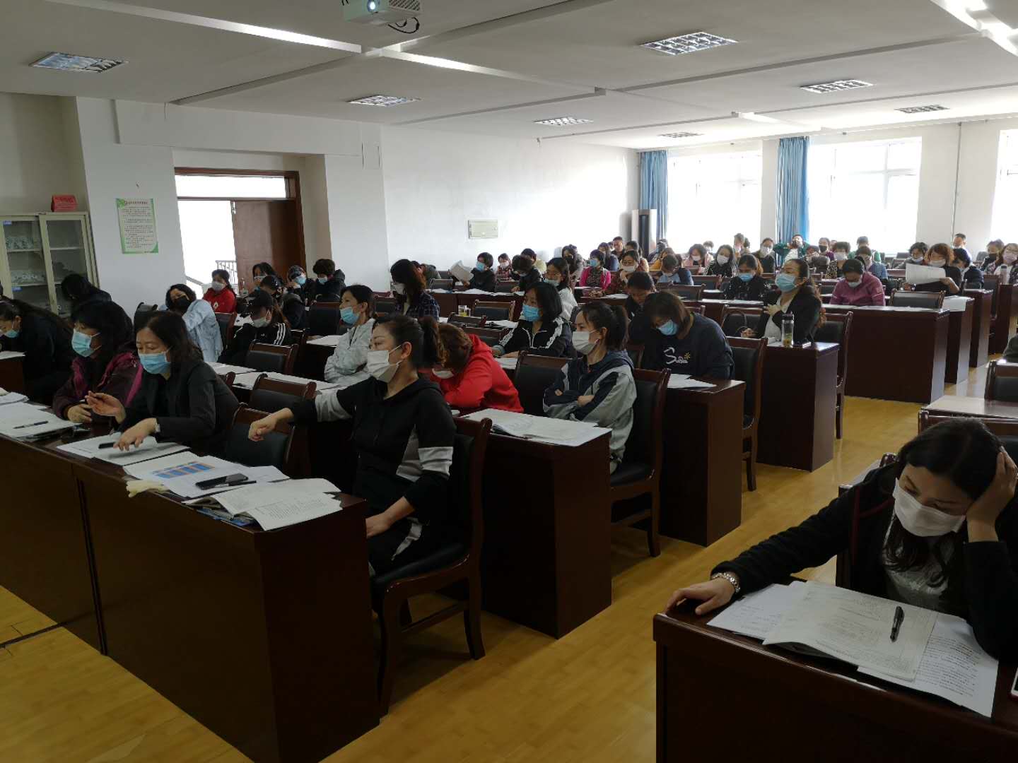 全体教师员工参加培训.jpg